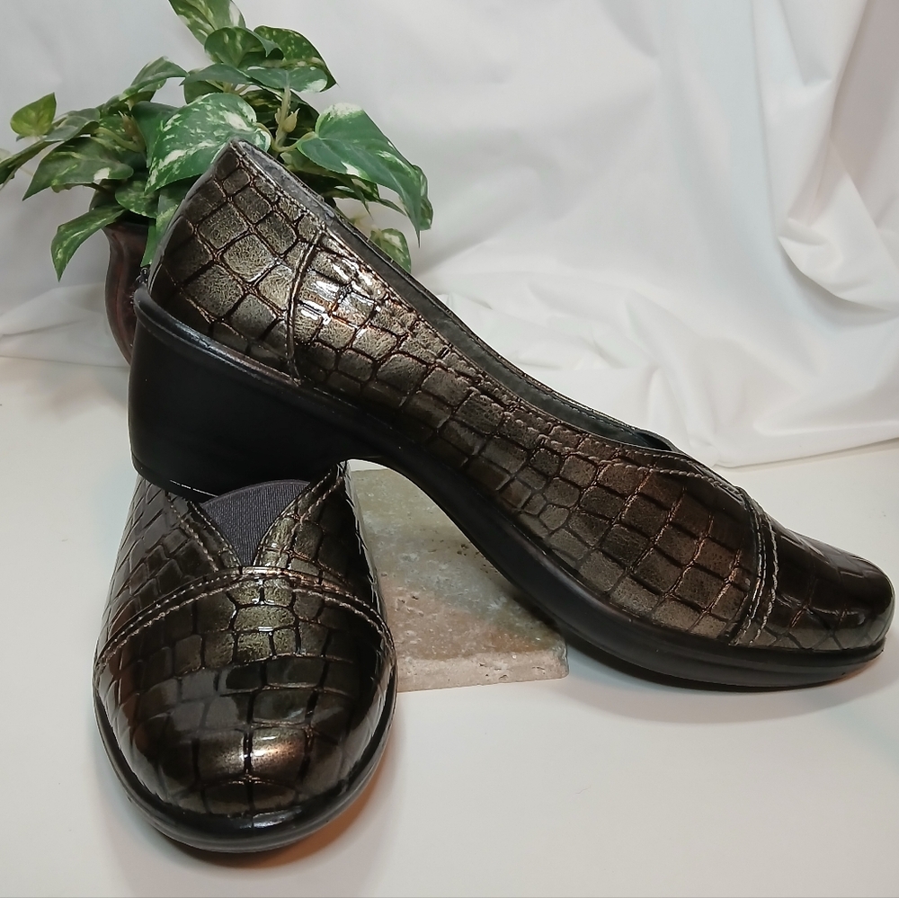 EASY STREET Comfort Wave Wedge Slip On Pump Shoes Faux Croc Patent size 10M